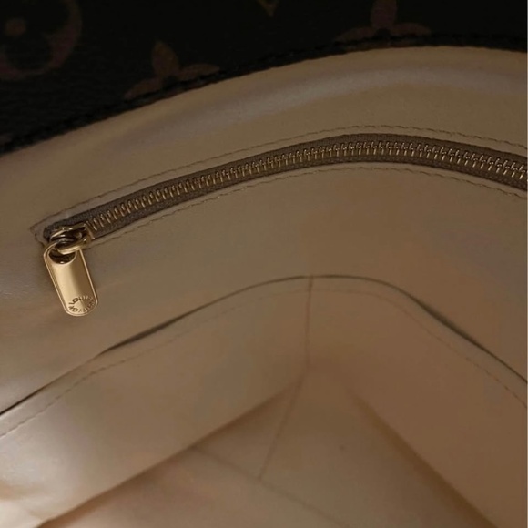 Louis Vuitton Artsy MM Leather Top via Handle Bag - Picture 6 of 8